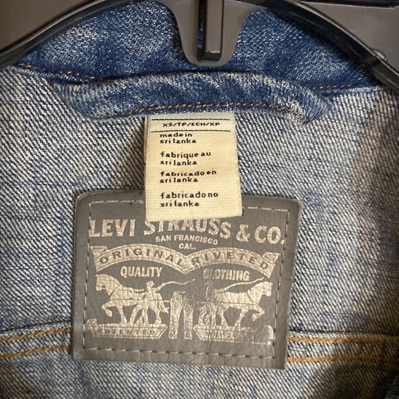 Levi’s Cropped Jean Jacket - Picture 3 of 4